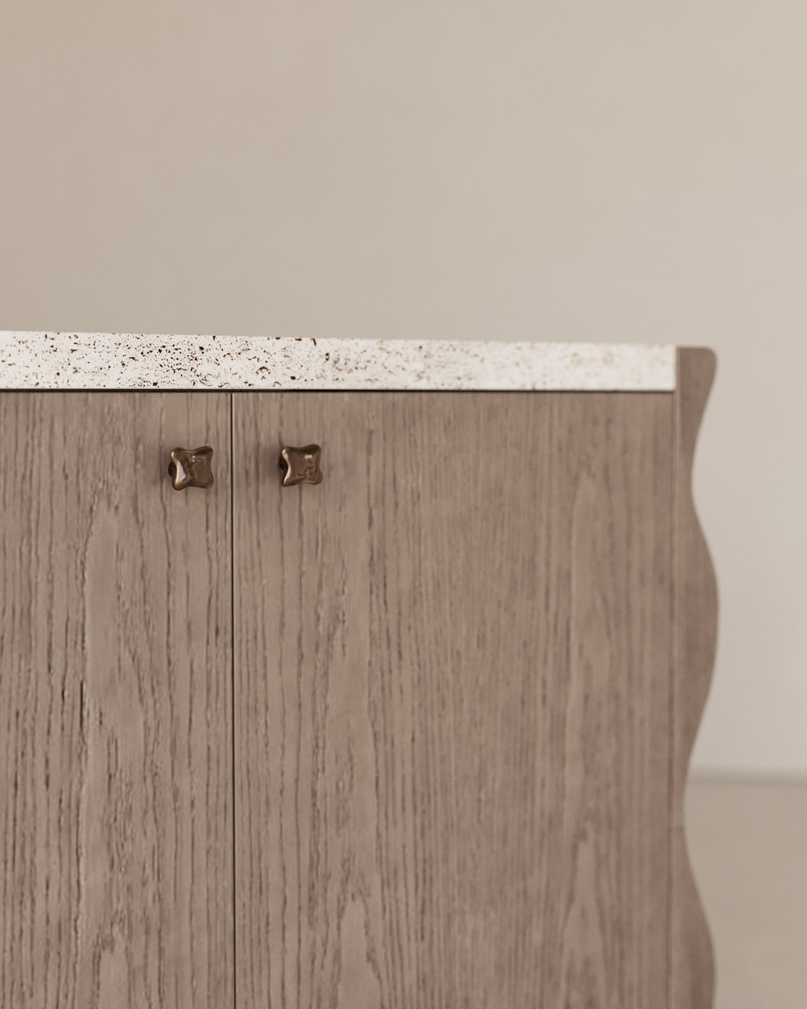 Pediment Onda Credenza