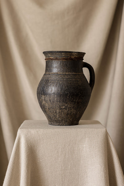 Black Detail Syrian Pot